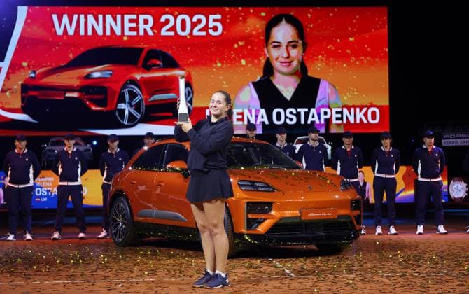 Stuttgart , Porsche Tennis Grand Prix Finale, Siegerin Jelena Ostapenko (LAT) mit Pokal vor dem Siegerauto Macan Turbo