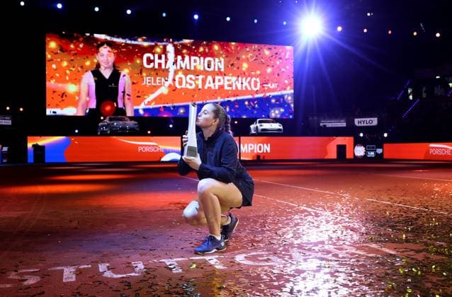 Stuttgart , Porsche Tennis Grand Prix Finale, Siegerin Jelena Ostapenko (LAT) küsst ihren Pokal vor dem Siegerauto Macan Turbo