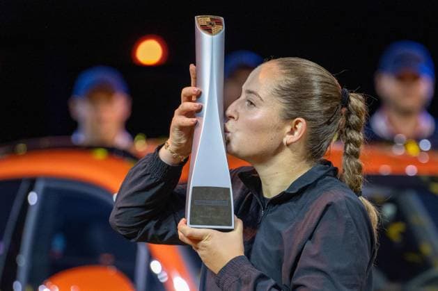 Die Siegerin des 48. Porsche Tennis Grand Prix 2025 Jelena Ostapenko (LAT). xettx, Deutschland, Stuttgart, 21.04.2025, Tennis, 48. Porsche Tennis Grand Prix, 2025, Finale, A.Sabalenka - J.Ostapenko (LAT), Porsche Arena Foto: A2 Bildagentur Peter Hartenfelser
