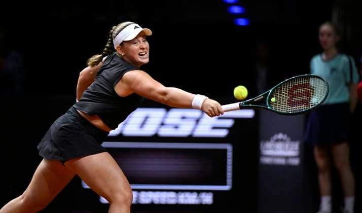 Jelena Ostapenko (LAT) Aktion Tennis Damen Porsche-Cup Porsche Tennis Grand Prix GP Stuttgart 2025 Porsche Arena 21.04.2024 DFL REGULATIONS PROHIBIT ANY USE OF PHOTOGRAPHS AS IMAGE SEQUENCES AND OR QUASI-VIDEO Tennis Damen Porsche-Cup Porsche Tennis Grand Prix GP Stuttgart 2025