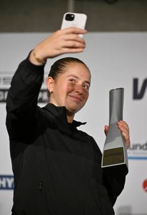 Jelena Ostapenko (LAT) Portrait macht Selfie Video fuer Followers auf Instagram mit dem Smartphone und dem Pokal Pressekonferenz PK Tennis Damen Porsche-Cup Porsche Tennis Grand Prix GP Stuttgart 2025 Porsche Arena 21.04.2024 DFL REGULATIONS PROHIBIT ANY USE OF PHOTOGRAPHS AS IMAGE SEQUENCES AND OR QUASI-VIDEO Tennis Damen Porsche-Cup Porsche Tennis Grand Prix GP Stuttgart 2025