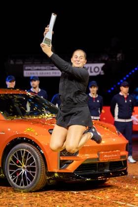 21.04.25 Porsche Tennis Grand Prix Deutschland, Stuttgart, 21.04.2025, Tennis, Porsche Tennis Grand Prix 2025 Stuttgart: Jelena Ostapenko (Siegerin) mit dem Pokal Trophäe.