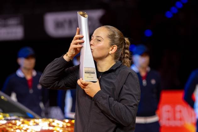21.04.25 Porsche Tennis Grand Prix Deutschland, Stuttgart, 21.04.2025, Tennis, Porsche Tennis Grand Prix 2025 Stuttgart: Jelena Ostapenko (Siegerin) mit dem Pokal Trophäe.