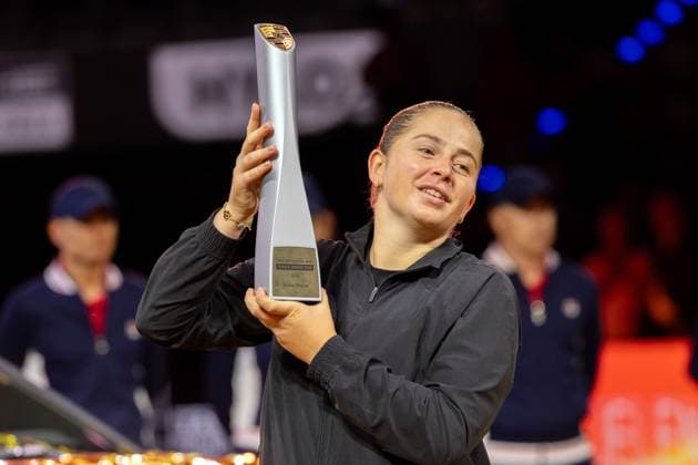 21.04.25 Porsche Tennis Grand Prix Deutschland, Stuttgart, 21.04.2025, Tennis, Porsche Tennis Grand Prix 2025 Stuttgart: Jelena Ostapenko (Siegerin) mit dem Pokal Trophäe.
