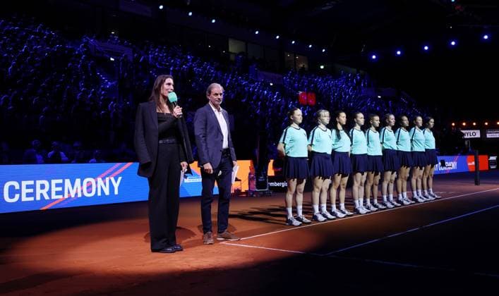Stuttgart , Porsche Tennis Grand Prix Finale, v.l. Moderatorin Andrea Petkovic, und Moderator Heinz Günthardt bei der Siegerehrung