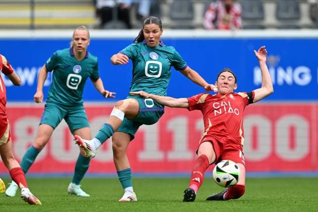 CUP FINAL STANDARD VS RSC ANDERLECHT Luna Vanzeir (30) of Anderlecht pictured fighting for the ball with Noemie Gelders (10) of Standard during a female soccer game between Standard Femina de Liege and RSC Anderlecht in the Belgian Cup Final competition , on Monday 21 April 2025 in Leuven , BELGIUM . PHOTO SPORTPIX Sevil Oktem Leuven BELGIUM  Copyright: xSevilxOktemx 20250421DC2_0330