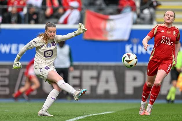 CUP FINAL STANDARD VS RSC ANDERLECHT goalkeeper Aude Waldbillig (71) of Anderlecht and Amber Barrett (9) of Standard pictured during a female soccer game between Standard Femina de Liege and RSC Anderlecht in the Belgian Cup Final competition , on Monday 21 April 2025 in Leuven , BELGIUM . PHOTO SPORTPIX David Catry Leuven BELGIUM  Copyright: xDavidxCatryx 20250421DC2_1103