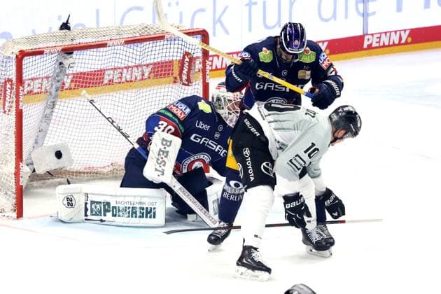 Bilder des Jahres 2025, Sport 04 April Sport Themen der Woche KW17 Sport Bilder des Tages DEU, DEL, 1.EBL, Eisbaeren vs. Koelner Haie, 21.04.2025, Uber-Arena, Berlin, DEU, DEL, 1.EBL, Eisbaeren vs. Koelner Haie, im Bild Linus Vieillard (Eisbaeren Berlin 35), Manuel Wiederer (Eisbaeren Berlin 21), Justin Schuetz (Koelner Haie 10) Foto: Juergen Engler nordphoto GmbH *** DEU, DEL, 1 EBL, Eisbaeren vs Koelner Haie, 21 04 2025, Uber Arena, Berlin, DEU, DEL, 1 EBL, Eisbaeren vs Koelner Haie, in the picture Linus Vieillard Eisbaeren Berlin 35 , Manuel Wiederer Eisbaeren Berlin 21 , Justin Schuetz Koelner Haie 10 Foto Juergen Engler nordphoto GmbH nordphotoxGmbHx xEngler nph00076