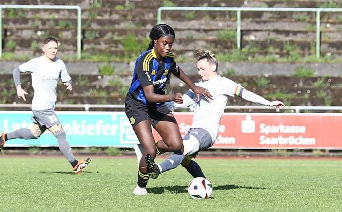21.04.2025, xpfrx, Fussball Frauen Saarlandpokal Halbfinale, 1.FC Saarbrücken - 1.FC Riegelsberg v.l. Chelsea Agyei (Saarbrücken), Sandra Pelzer (Riegelsberg) (DFL DFB REGULATIONS PROHIBIT ANY USE OF PHOTOGRAPHS as IMAGE SEQUENCES and or QUASI-VIDEO) Saarbrücken