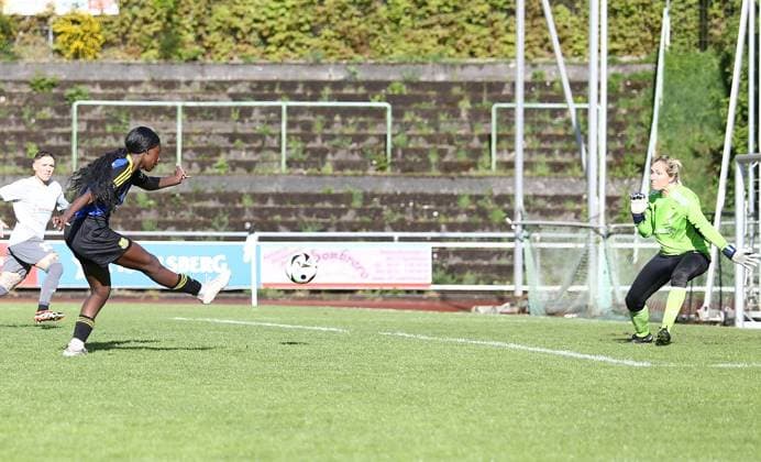 21.04.2025, xpfrx, Fussball Frauen Saarlandpokal Halbfinale, 1.FC Saarbrücken - 1.FC Riegelsberg v.l. Chelsea Agyei (Saarbrücken) scheitert mit ihrem Schuss an Christina Ehl (Riegelsberg) (DFL DFB REGULATIONS PROHIBIT ANY USE OF PHOTOGRAPHS as IMAGE SEQUENCES and or QUASI-VIDEO) Saarbrücken