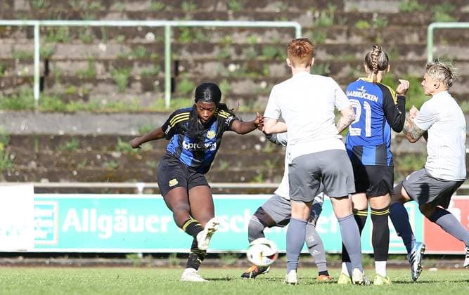 21.04.2025, xpfrx, Fussball Frauen Saarlandpokal Halbfinale, 1.FC Saarbrücken - 1.FC Riegelsberg v.l. Chelsea Agyei (Saarbrücken) erzielt das 3:0 (DFL DFB REGULATIONS PROHIBIT ANY USE OF PHOTOGRAPHS as IMAGE SEQUENCES and or QUASI-VIDEO) Saarbrücken
