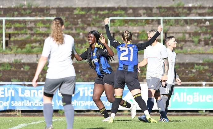21.04.2025, xpfrx, Fussball Frauen Saarlandpokal Halbfinale, 1.FC Saarbrücken - 1.FC Riegelsberg v.l. Chelsea Agyei, Kimberley Ruhstorfer (Saarbrücken) bejubeln das 3:0 (DFL DFB REGULATIONS PROHIBIT ANY USE OF PHOTOGRAPHS as IMAGE SEQUENCES and or QUASI-VIDEO) Saarbrücken