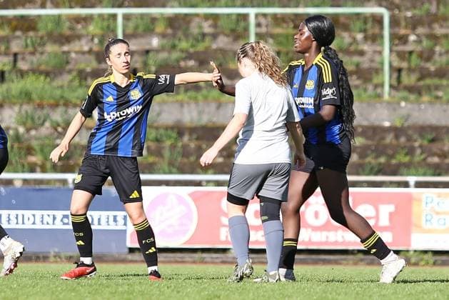 21.04.2025, xpfrx, Fussball Frauen Saarlandpokal Halbfinale, 1.FC Saarbrücken - 1.FC Riegelsberg v.l. Anna Lena Strauss, Chelsea Agyei (Saarbrücken) bejubeln das 3:0 (DFL DFB REGULATIONS PROHIBIT ANY USE OF PHOTOGRAPHS as IMAGE SEQUENCES and or QUASI-VIDEO) Saarbrücken