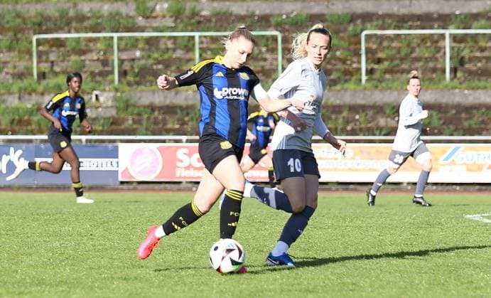 21.04.2025, xpfrx, Fussball Frauen Saarlandpokal Halbfinale, 1.FC Saarbrücken - 1.FC Riegelsberg v.l. Larissa Theil (Saarbrücken), Anika Laloe (Riegelsberg) (DFL DFB REGULATIONS PROHIBIT ANY USE OF PHOTOGRAPHS as IMAGE SEQUENCES and or QUASI-VIDEO) Saarbrücken