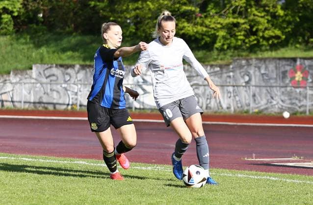 21.04.2025, xpfrx, Fussball Frauen Saarlandpokal Halbfinale, 1.FC Saarbrücken - 1.FC Riegelsberg v.l. Larissa Theil (Saarbrücken), Anika Laloe (Riegelsberg) (DFL DFB REGULATIONS PROHIBIT ANY USE OF PHOTOGRAPHS as IMAGE SEQUENCES and or QUASI-VIDEO) Saarbrücken