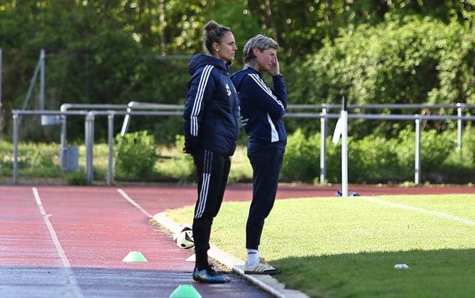21.04.2025, xpfrx, Fussball Frauen Saarlandpokal Halbfinale, 1.FC Saarbrücken - 1.FC Riegelsberg Trainerin Melanie Klein (rechts, Riegelsberg) enttäuscht nach vergebener Torchance ihrer Mannschaft (DFL DFB REGULATIONS PROHIBIT ANY USE OF PHOTOGRAPHS as IMAGE SEQUENCES and or QUASI-VIDEO) Saarbrücken