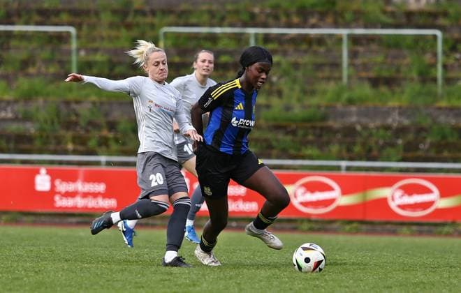 21.04.2025, xpfrx, Fussball Frauen Saarlandpokal Halbfinale, 1.FC Saarbrücken - 1.FC Riegelsberg v.l. Kira Lackmann (Riegelsberg), Chelsea Agyei (Saarbrücken) (DFL DFB REGULATIONS PROHIBIT ANY USE OF PHOTOGRAPHS as IMAGE SEQUENCES and or QUASI-VIDEO) Saarbrücken