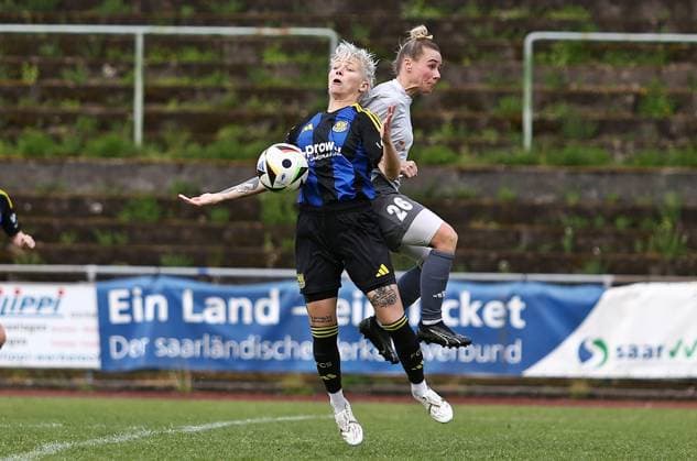 21.04.2025, xpfrx, Fussball Frauen Saarlandpokal Halbfinale, 1.FC Saarbrücken - 1.FC Riegelsberg v.l. Emma Dörr (Saarbrücken), Sandra Pelzer (Riegelsberg) (DFL DFB REGULATIONS PROHIBIT ANY USE OF PHOTOGRAPHS as IMAGE SEQUENCES and or QUASI-VIDEO) Saarbrücken