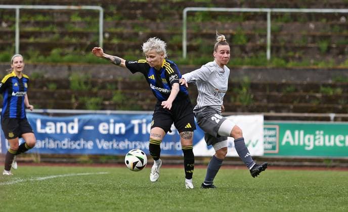 21.04.2025, xpfrx, Fussball Frauen Saarlandpokal Halbfinale, 1.FC Saarbrücken - 1.FC Riegelsberg v.l. Emma Dörr (Saarbrücken), Sandra Pelzer (Riegelsberg) (DFL DFB REGULATIONS PROHIBIT ANY USE OF PHOTOGRAPHS as IMAGE SEQUENCES and or QUASI-VIDEO) Saarbrücken