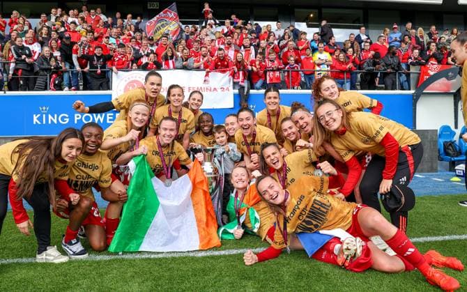 CUP FINAL STANDARD VS RSC ANDERLECHT Standard players posing with the cup after winning the female soccer game between Standard Femina de Liege and RSC Anderlecht in the Belgian Cup Final competition , on Monday 21 April 2025 in Leuven, Belgium . PHOTO SPORTPIX SEVIL OKTEM Leuven King Power Stadium - Den Dreef Vlaams Brabant BELGIUM  Copyright: xSportpix.bex xSevilxOktemxSevilxOktemx