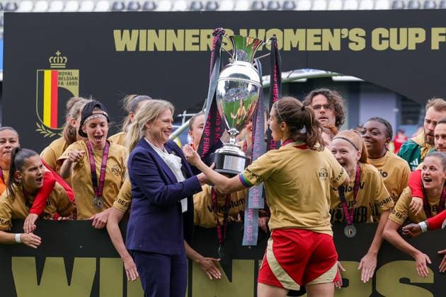 CUP FINAL STANDARD VS RSC ANDERLECHT President Pascale Van Damme of RBFA giving the cup to Laura Miller (6) of Standard after a female soccer game between Standard Femina de Liege and RSC Anderlecht in the Belgian Cup Final competition , on Monday 21 April 2025 in Leuven, Belgium . PHOTO SPORTPIX SEVIL OKTEM Leuven King Power Stadium - Den Dreef Vlaams Brabant BELGIUM  Copyright: xSportpix.bex xSevilxOktemxSevilxOktemx
