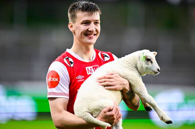 Sport Themen der Woche KW17 Sport Bilder des Tages Eliteserien i fotball 2025: Bryne - Haugesund Bryne 20250421. Axel Kryger mottar et lam som premie til banens beste etter eliteseriekampen i fotball mellom Bryne og Haugesund pa Bryne stadion. Foto: Carina Johansen NTB Bryne Norge EDITORIAL USE ONLY. RESTRICTED USE FOR BETTING COMPANIES Ref:_SPOaESvQ1JIvzw.jpg *** Eliteserien i fotball 2025 Bryne Haugesund Bryne 20250421 Axel Kryger receives a lamb as a prize for the best on the pitch after the Eliteserien football match between Bryne and Haugesund at Bryne Stadium Photo Carina Johansen NTB Bryne Norge EDITORIAL USE ONLY RESTRICTED USE FOR BETTING COMPANIES  Copyright: xCarinaxJohansenx xNTBx