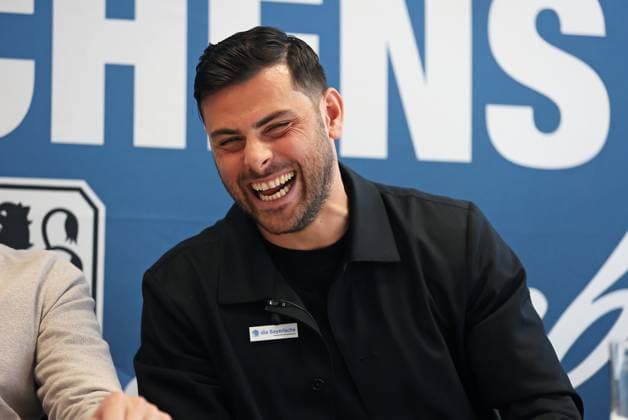 Sport Themen der Woche KW17 Sport Bilder des Tages Fussball, Herren, 3.Liga, Saison 2024 2025, TSV 1860 München Hier im Bild Kevin Volland, der zur neuen Saison wieder zum TSV 1860 München zurückkehrt, Wechsel, Neuzugang, aktuell steht er noch unter Vertrag bei Union Berlin, hier die Vorstellung auf der Pressekonferenz, Kopf, Portrait, lacht, lachen, gut gelaunt *** Football, Men, 3 Liga, Season 2024 2025, TSV 1860 Munich Here in the picture Kevin Volland, who returns to TSV 1860 Munich for the new season, change, newcomer, currently he is still under contract with Union Berlin, here the presentation at the press conference, head, portrait, laughs, laughs, in a good mood