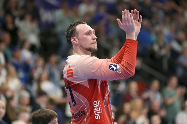 21.04.2025, Herren, Handball, Saison 2024 2025, 2. Handball-Bundesliga, 28. Spieltag: TV Grosswallstadt - TSV GWD Minden Stefan Hanemann ( 21, TV Grosswallstadt) applaudiert den Fans Elsenfeld Untermainhalle Bayern Deutschland