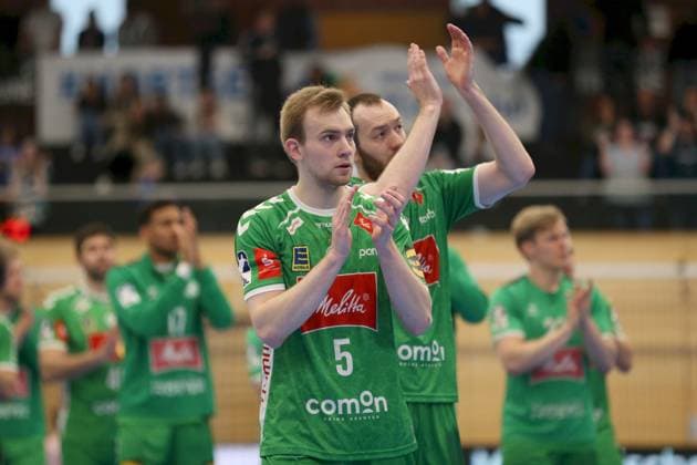 21.04.2025, Herren, Handball, Saison 2024 2025, 2. Handball-Bundesliga, 28. Spieltag: TV Grosswallstadt - TSV GWD Minden Die Spieler des GWD Minden bedanken sich bei den mitgereisten Fans fuer die Unterstuetzung, hier vorne - Florian Kranzmann ( 5, GWD Minden) Elsenfeld Untermainhalle Bayern Deutschland