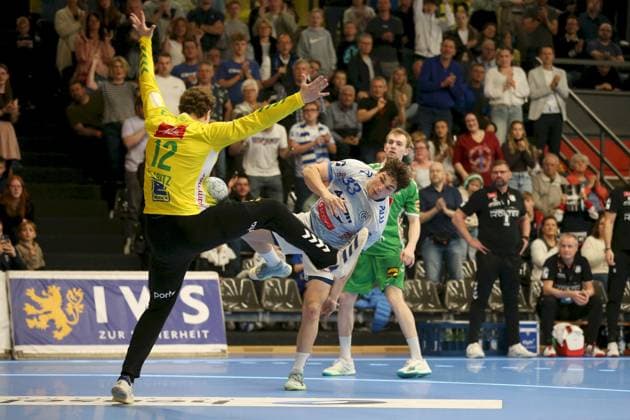 21.04.2025, Herren, Handball, Saison 2024 2025, 2. Handball-Bundesliga, 28. Spieltag: TV Grosswallstadt - TSV GWD Minden Lucas Grabitz ( 12, GWD Minden) haelt den Wurf von Tobias Buck ( 33, TV Grosswallstadt) Elsenfeld Untermainhalle Bayern Deutschland