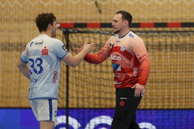 21.04.2025, Herren, Handball, Saison 2024 2025, 2. Handball-Bundesliga, 28. Spieltag: TV Grosswallstadt - TSV GWD Minden Tobias Buck ( 33, TV Grosswallstadt) und Stefan Hanemann ( 21, TV Grosswallstadt) klatschen ab Elsenfeld Untermainhalle Bayern Deutschland