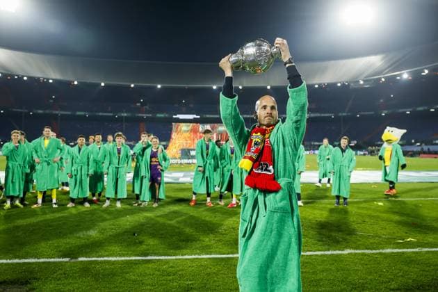 ROTTERDAM - Go Ahead Eagles coach Paul Simonis celebrates winning the cup after the KNVB Cup final between AZ Alkmaar and Go Ahead Eagles at Feyenoord Stadium de Kuip on April 21, 2025 in Rotterdam, Netherlands. ANP KOEN VAN WEEL Dutch Cup final 2024 25 xVIxANPxSportx xxANPxIVx 524989637 originalFilename: 524989637.jpg