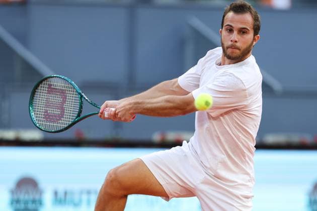 Sport Bilder des Tages April 21, 2025, Madrid, Madrid, SPAIN: Hugo Gaston of France in action against Yannick Hanfmann of Germany during the Mutua Madrid Open 2025, ATP, Tennis Herren Masters 1000 and WTA, Tennis Damen 1000, tennis tournament celebrated at Caja Magica on April 21, 2025 in Madrid, Spain. Madrid SPAIN - ZUMAa181 20250421_zaa_a181_212 Copyright: xIrinaxR.xHipolitox