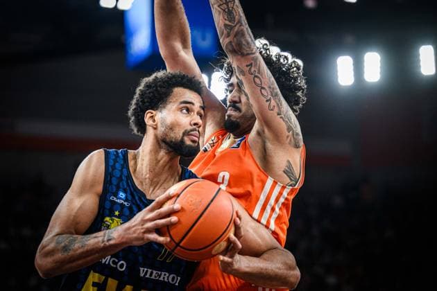 Neu Ulm, Deutschland, 21.04.25: Norris Agbakoko (EWE Baskets Oldenburg) und Marcio Santos (ratiopharm ulm) im Zweikampf waehrend des Basketball Bundesliga Spiels zwischen ratiopharm ulm vs EWE Baskets Oldenburg in der ratiopharm Arena am 21. April 2025 in Neu Ulm, Deutschland. (Foto von Harry Langer DeFodi Images) ratiopharm Arena, Germany, 21.04.25: Norris Agbakoko (EWE Baskets Oldenburg) und Marcio Santos (ratiopharm ulm) battle for the ball during the Basketball Bundesliga match between ratiopharm ulm vs EWE Baskets Oldenburg at Neu Ulm on April 21, 2025 in ratiopharm Arena, Germany. (Photo by Harry Langer DeFodi Images) (Photo by Harry Langer DeFodi Images)