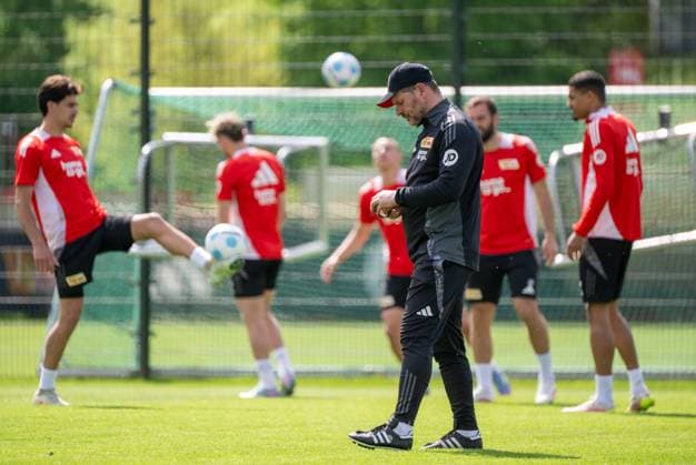 Sport Themen der Woche KW17 Sport Bilder des Tages Fussball, Herren, Saison 2024 2025, 1. Bundesliga, 1. FC Union Berlin, Training, Trainer Steffen Baumgart (1. FC Union Berlin), hinten Diogo Leite (1. FC Union Berlin), Benedict Hollerbach (1. FC Union Berlin), Marin Ljubicic (1. FC Union Berlin), Lucas Tousart (1. FC Union Berlin) und Danilho Doekhi (1. FC Union Berlin), 22.04. 2025, *** Football, Men, Season 2024 2025, 1 Bundesliga, 1 FC Union Berlin, Training, Coach Steffen Baumgart 1 FC Union Berlin , Back Diogo Leite 1 FC Union Berlin , Benedict Hollerbach 1 FC Union Berlin , Marin Ljubicic 1 FC Union Berlin , Lucas Tousart 1 FC Union Berlin and Danilho Doekhi 1 FC Union Berlin , 22 04 2025, Copyright: xMatthiasxKochx