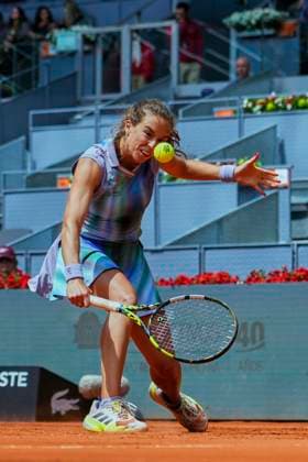 Mutua Madrid Open - Previews Lucia Bronzetti during the match between Japan s Naomi Osaka and Italy s Lucia Bronzetti of the Mutua Madrid Open 2025, ATP, Tennis Herren Masters 1000 and WTA, Tennis Damen 1000, tournament celebrated at Caja Magica on April 22, 2025 in Madrid, Spain. Madrid Spain  Copyright: xJosexBretonx originalFilename:bretonhernandez-mutuamad250422_npMw6.jpg