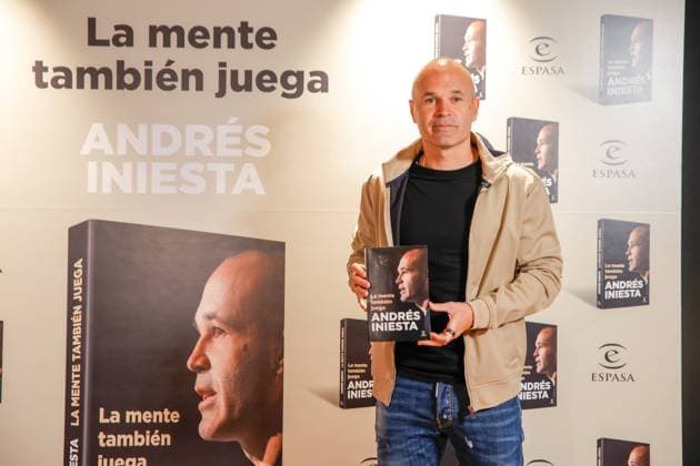 Sport Themen der Woche KW17 Sport Bilder des Tages Iniesta presenta su libro ‘La mente también juega’ en Barcelona El exfutbolista Andrés Iniesta durante la presentación de su libro ‘La mente también juega’, en La Pedrera, a 22 de abril de 2025, en Barcelona, Catalunya (Espana). En su libro ‘La mente también juega’, el exfutbolista artífice del gol que le dio a Espana la victoria en el Mundial de Fútbol de Sudáfrica en 2010, ofrece un testimonio de su relación con el fútbol desde su ninez en Fuentealbilla (Albacete) hasta la actualidad ofreciendo su visión sobre la salud mental, la familia y la superación. 22 ABRIL 2025 Kike Rincó Barcelona (Catalunya) Barcelona (Catalunya) Espana *** Iniesta presents his book The mind also plays in Barcelona The ex-football player Andrés Iniesta during the presentation of his book The mind also plays, in La Pedrera, on April 22, 2025, in Barcelona, Catalunya Spain In his book The mind also plays, the ex-football player who scored the goal that gave Spain the victory in the World Cup in South Africa in 2010, offers a testimony of his relationship with football since his childhood in Fuentealbilla Albacete, Spain, the ex-football player who scored the goal that gave Spain the victory in the 2010 World Cup in South Africa, offers a testimony of his relationship with soccer from his childhood in Fuentealbilla Albacete to the present offering his vision on mental health, family and overcoming 22 APRIL 2025 Kike Rincó Barcelona Catalunya Catalunya Barcelona Catalunya Espana  Copyright: xKikexRinconx 6667356