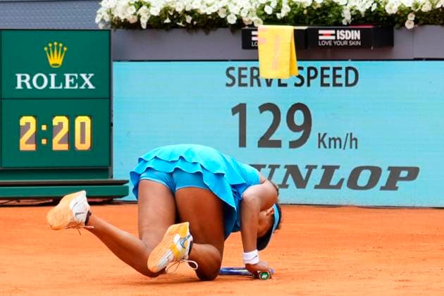 Sport Bilder des Tages Mutua Madrid Open - Previews Noami Osaka on the ground in the last point where she loses the match during the match between Japan s Naomi Osaka and Italy s Lucia Bronzetti of the Mutua Madrid Open 2025, ATP, Tennis Herren Masters 1000 and WTA, Tennis Damen 1000, tournament celebrated at Caja Magica on April 22, 2025 in Madrid, Spain. Madrid Spain  Copyright: xJosexBretonx originalFilename:bretonhernandez-mutuamad250422_npPr0.jpg