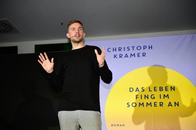 Sport Themen der Woche KW17 Sport Bilder des Tages 22.04.2025; Moenchengladbach; Lesung, Buchvorstellung, Christoph Kramer, Das Leben fing im Sommer an Christoph Kramer bei seiner Buchvorstellung im Borussia-Park DFL regulations prohibit any use of photographs as image sequences and or quasi-video. Borussia-Park NRW Deutschland *** 22 04 2025 Moenchengladbach Reading, book launch, Christoph Kramer, Das Leben fing im Sommer an Christoph Kramer at his book launch at Borussia Park DFL regulations prohibit any use of photographs as image sequences and or quasi video Borussia Park NRW Germany