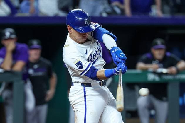 MLB, Baseball Herren, USA 2025: Rockies Vs Royals APR 22 April 22, 2025: Kansas City Royals catcher Freddy Fermin (34) hits an RBI single against the Colorado Rockies scoring Kansas City Royals left fielder Mark Canha (21) for the winning run during the eleventh inning at Kauffman Stadium in Kansas City, MO. David Smith CSM (Credit Image: Â David Smith Cal Media) Kansas City Mo United States of America EDITORIAL USE ONLY Copyright: xx ZUMA-20250422_zma_c04_018.jpg DavidxSmithx csmphotothree377689
