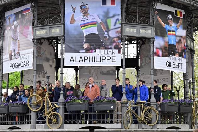 spectators pictured at the start of the men s race of the La Fleche Wallonne , one day cycling race (Waalse Pijl - Walloon Arrow), 205,2 km from Ciney to Huy, Wednesday 23 April 2025. DIRKxWAEM  x121617961x