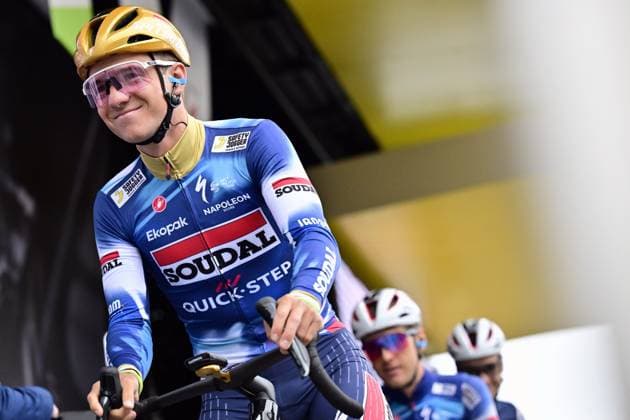 Belgian Remco Evenepoel of Soudal Quick-Step pictured at the start of the men s race of the La Fleche Wallonne , one day cycling race (Waalse Pijl - Walloon Arrow), 205,2 km from Ciney to Huy, Wednesday 23 April 2025. DIRKxWAEM  x121621195x