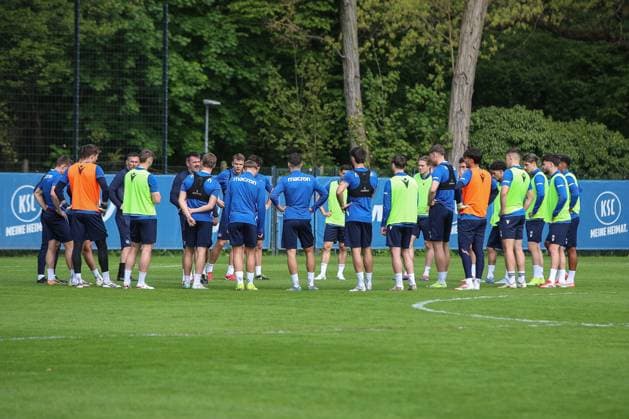 Die Mannschaft bei der Traineransprache durch Christian Eichner (Karlsruher SC, Chef-Trainer) und Zlatan Bajramovic (Karlsruher SC, Co-Trainer), Karlsruher SC Fussball, 2. Bundesliga, Training, 2024 2025, 23.04.2025, DFL REGULATIONS PROHIBIT ANY USE OF PHOTOGRAPHS AS IMAGE SEQUENCES AND OR QUASI-VIDEO, Karlsruher SC Fussball, 2. Bundesliga, Training, 2024 2025, 23.04.2025 Karlsruhe