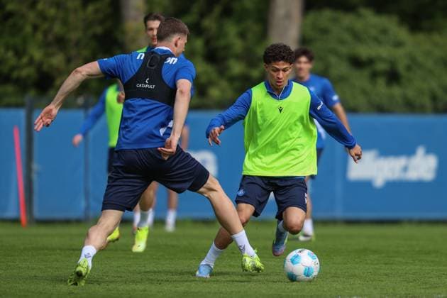 Louey Ben Farhat (Karlsruher SC, 19) im Zweikampf mit Andrin Hunziker (Karlsruher SC, 09), Karlsruher SC Fussball, 2. Bundesliga, Training, 2024 2025, 23.04.2025, DFL REGULATIONS PROHIBIT ANY USE OF PHOTOGRAPHS AS IMAGE SEQUENCES AND OR QUASI-VIDEO, Karlsruher SC Fussball, 2. Bundesliga, Training, 2024 2025, 23.04.2025 Karlsruhe