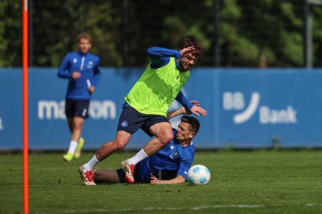 Voller Einsatz von Marvin Wanitzek (Karlsruher SC, 10) gegen Lilian Egloff (Karlsruher SC, 25), Karlsruher SC Fussball, 2. Bundesliga, Training, 2024 2025, 23.04.2025, DFL REGULATIONS PROHIBIT ANY USE OF PHOTOGRAPHS AS IMAGE SEQUENCES AND OR QUASI-VIDEO, Karlsruher SC Fussball, 2. Bundesliga, Training, 2024 2025, 23.04.2025 Karlsruhe