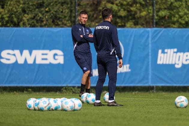 Christian Eichner (Karlsruher SC, Chef-Trainer) im Austausch mit Sirus Motekallemi (Karlsruher SC, Co-Trainer), Karlsruher SC Fussball, 2. Bundesliga, Training, 2024 2025, 23.04.2025, DFL REGULATIONS PROHIBIT ANY USE OF PHOTOGRAPHS AS IMAGE SEQUENCES AND OR QUASI-VIDEO, Karlsruher SC Fussball, 2. Bundesliga, Training, 2024 2025, 23.04.2025 Karlsruhe