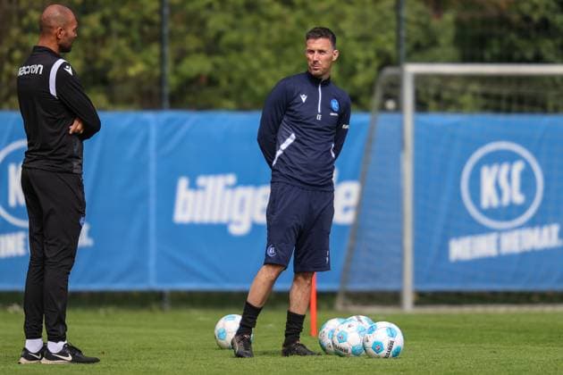 Christian Eichner (Karlsruher SC, Chef-Trainer) im Austausch mit Daniel Gordon (Karlsruher SC, Co-Trainer U23), Karlsruher SC Fussball, 2. Bundesliga, Training, 2024 2025, 23.04.2025, DFL REGULATIONS PROHIBIT ANY USE OF PHOTOGRAPHS AS IMAGE SEQUENCES AND OR QUASI-VIDEO, Karlsruher SC Fussball, 2. Bundesliga, Training, 2024 2025, 23.04.2025 Karlsruhe