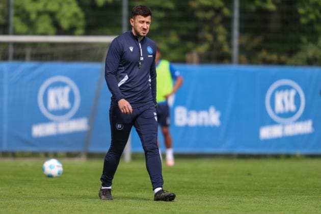 Sirus Motekallemi (Karlsruher SC, Co-Trainer), Karlsruher SC Fussball, 2. Bundesliga, Training, 2024 2025, 23.04.2025, DFL REGULATIONS PROHIBIT ANY USE OF PHOTOGRAPHS AS IMAGE SEQUENCES AND OR QUASI-VIDEO, Karlsruher SC Fussball, 2. Bundesliga, Training, 2024 2025, 23.04.2025 Karlsruhe