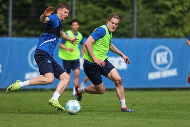 David Herold (Karlsruher SC, 20) im Zweikampf mit Andrin Hunziker (Karlsruher SC, 09), Karlsruher SC Fussball, 2. Bundesliga, Training, 2024 2025, 23.04.2025, DFL REGULATIONS PROHIBIT ANY USE OF PHOTOGRAPHS AS IMAGE SEQUENCES AND OR QUASI-VIDEO, Karlsruher SC Fussball, 2. Bundesliga, Training, 2024 2025, 23.04.2025 Karlsruhe