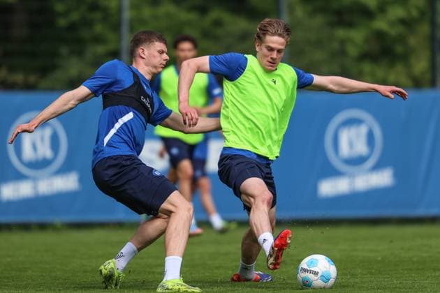 David Herold (Karlsruher SC, 20) im Zweikampf mit Andrin Hunziker (Karlsruher SC, 09), Karlsruher SC Fussball, 2. Bundesliga, Training, 2024 2025, 23.04.2025, DFL REGULATIONS PROHIBIT ANY USE OF PHOTOGRAPHS AS IMAGE SEQUENCES AND OR QUASI-VIDEO, Karlsruher SC Fussball, 2. Bundesliga, Training, 2024 2025, 23.04.2025 Karlsruhe
